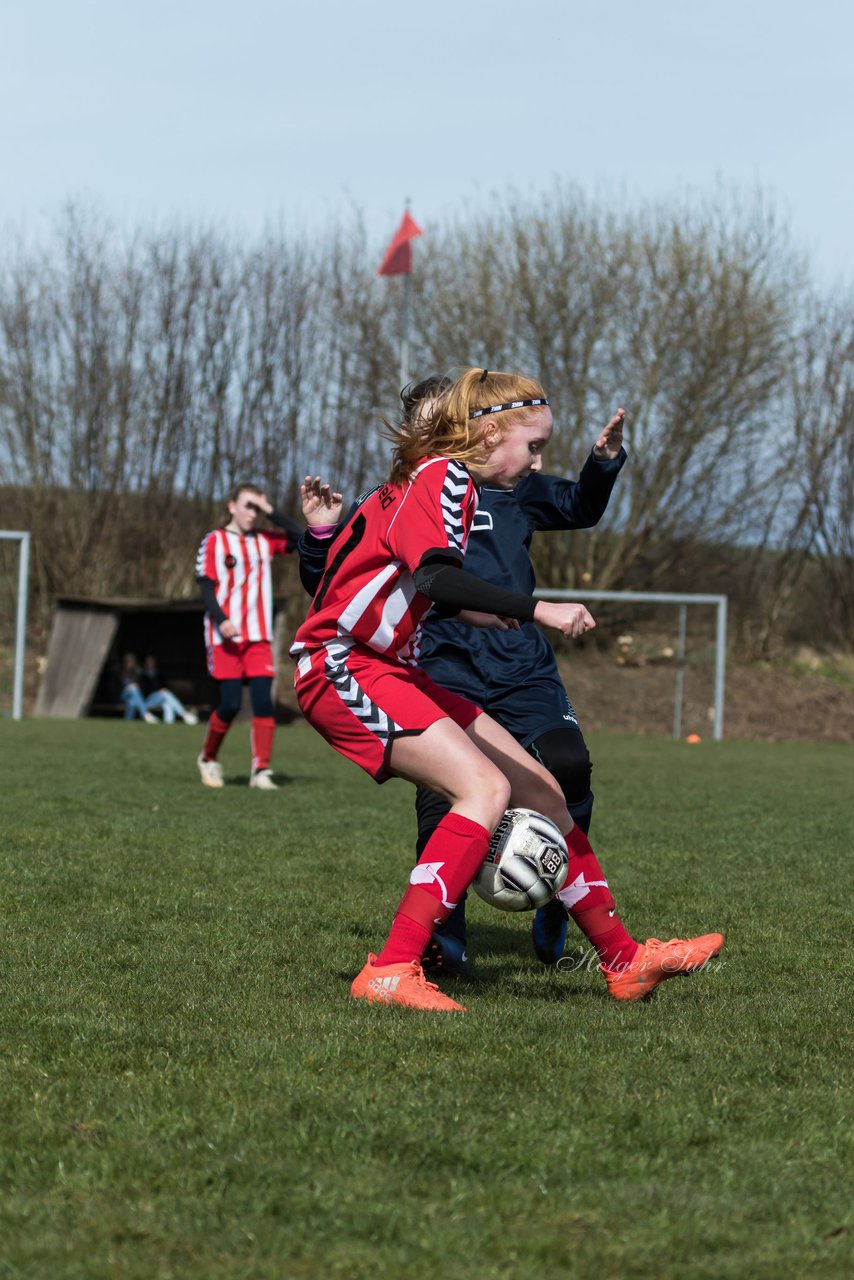 Bild 89 - C-Juniorinnen TSV Zarpen - TuS Tensfeld : Ergebnis: 2:1